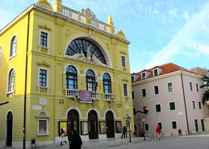 Center *